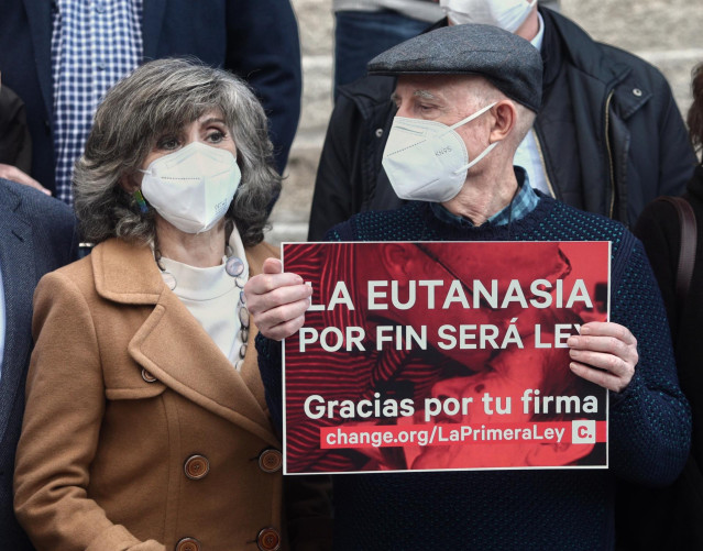 La exministra de Sanidad y actual secretaria de Sanidad de la Comisión Ejecutiva Federal del PSOE, María Luisa Carcedo (i), junto a Ángel Hernández (que ayudó a morir a su mujer, enferma de esclerosis múltiple) (d) celebran, frente al Congreso de los Dipu