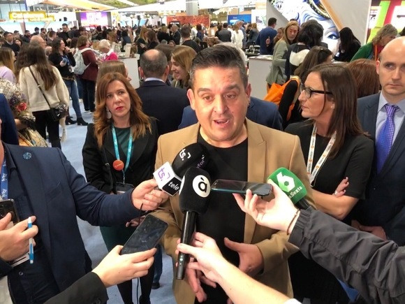 El senador Carles Mulet en una atención a medios