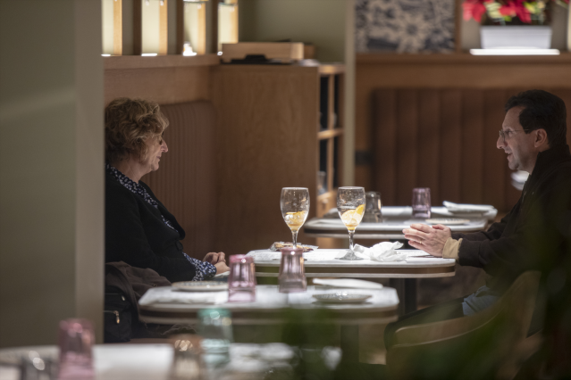 Dos personas cenan en un restaurante tras la apertura de bares y restaurantes de 20 a 22,30 horas con la flexibilización de restricciones de la Junta de Andalucía. En Sevilla (Andalucía, España), a 18 de diciembre de 2020.