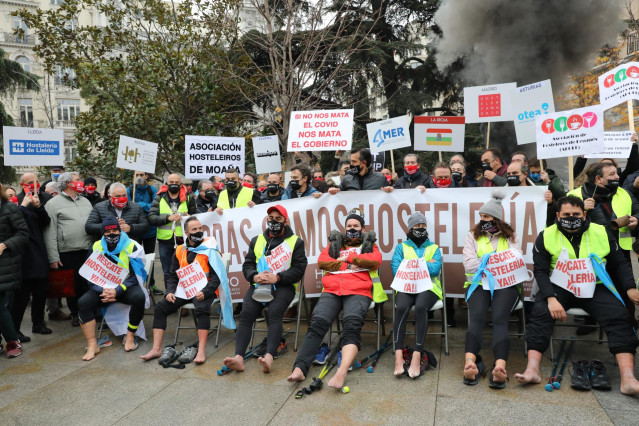 Hosteleros gallegos en su llegada al Congreso, en Madrid, antes de iniciar una ronda con los grupos parlamentarios para explicar a realidad que vive el sector y la necesidad de ayudas directas que eviten la desaparición de cientos de puestos de trabajo