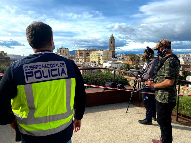 Agentes de la Policía Nacional utilizan sistemas para detectar drones y garantizar la seguridad aérea