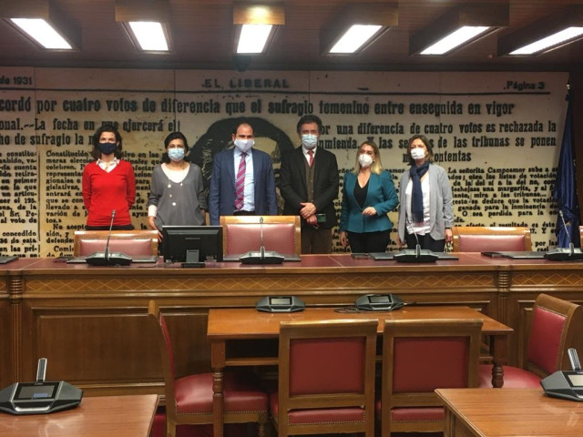Rueda de prensa de SCC en el Senado para presentar una encuesta sobre la enseñanza en Cataluña realizada por GAD3.