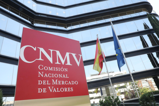 Cartel a la entrada del edificio de la Comisión Nacional del Mercado de Valores (CNMV) en Madrid.