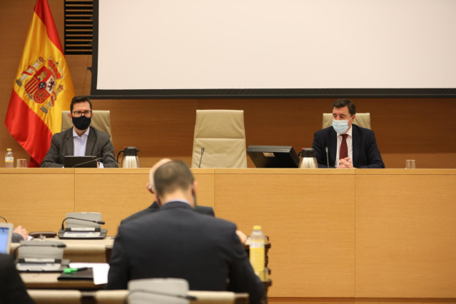 El vicepresidente y el presidente de la Comisión de Defensa, Francisco Aranda (PSOE) y José Antonio Bermúdez de Castro (PP) durante la Comisión de Defensa en el Congreso de los Diputados