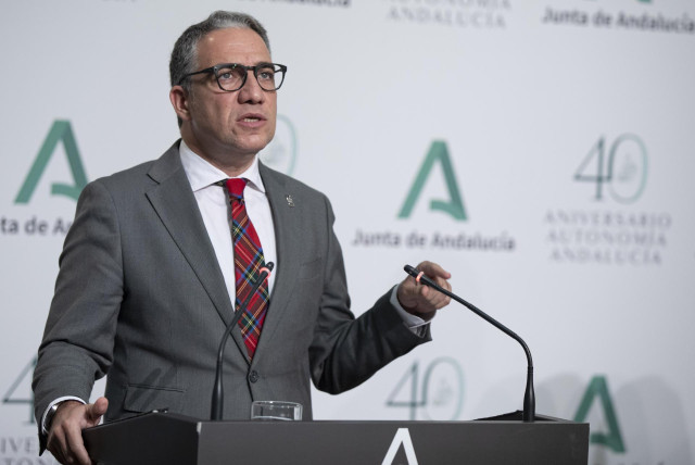 El consejero de la Presidencia, Administración Pública e Interior y portavoz del Gobierno andaluz, Elías Bendodo, durante su intervención en la rueda de prensa posterior a la reunión semanal del Consejo de Gobierno de la Junta de Andalucía. En Sevilla, (A