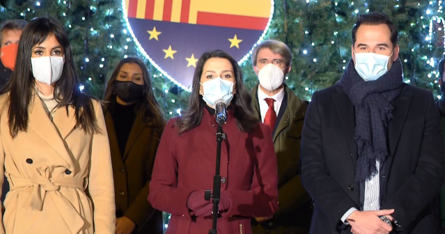 La presidenta de Ciudadanos, Inés Arrimadas, junto al árbol de Navidad del partido.