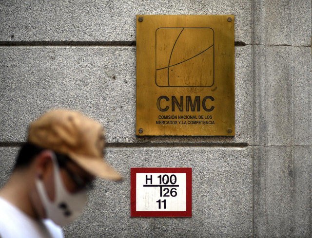 Un hombre pasa por el edificio de la CNMC, en Madrid (España), a 29 de julio de 2020.