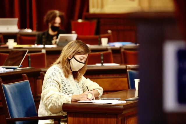 La presidenta del Govern, Francina Armengol, en el Parlament.