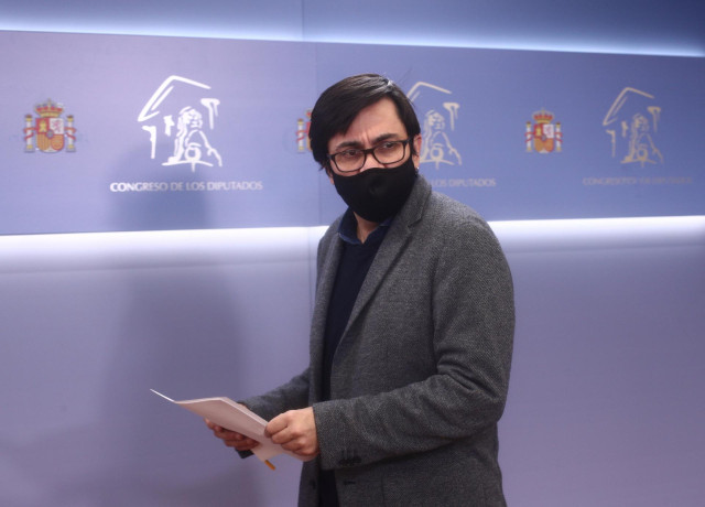 El secretario primero del Congreso y diputado de ECP, Gerardo Pisarello en rueda de prensa