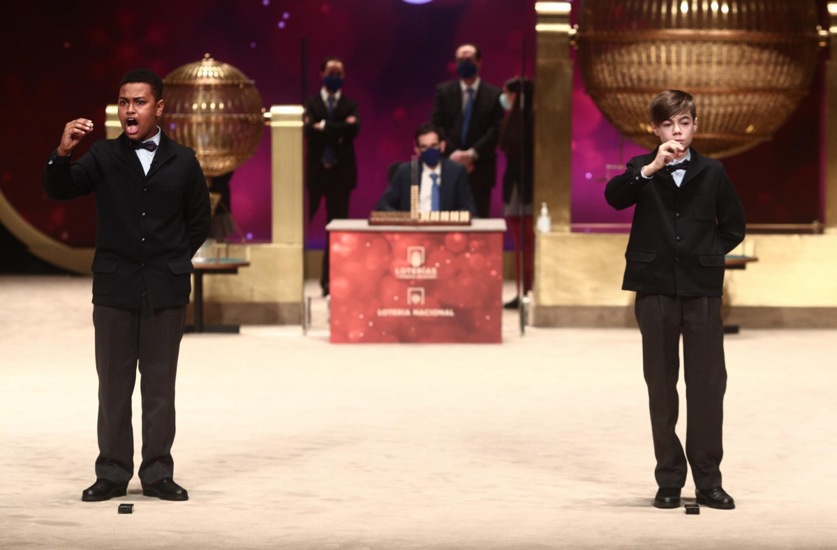 Dos de los niños de la residencia de San Ildefonso, Alexander René Herrera (i) y Unai Barón Maldonado (d) cantan el `Gordo´ de la Lotería de Navidad, el `72.897´ durante la celebración del Sorteo Extraordinario de la Lotería de Navidad 2020