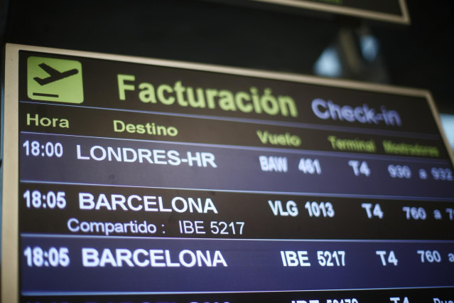 Panel de vuelos en la terminal T4 del Aeropuerto Adolfo Suárez Madrid-Barajas,