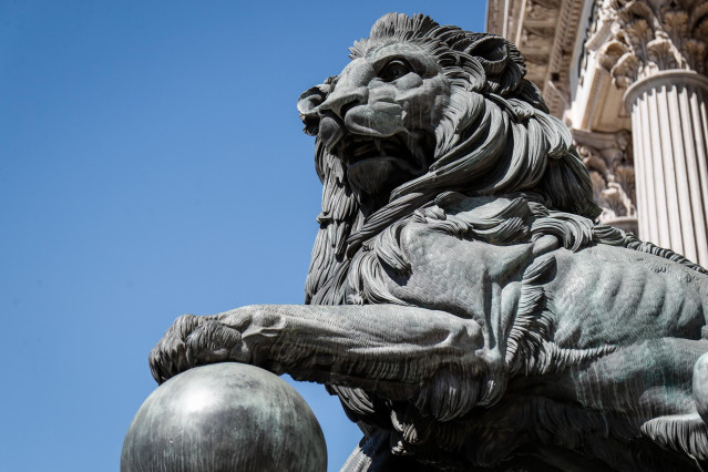 Uno de los emblemáticos leones que se encuentran delante de la fachada del Congreso de los Diputados