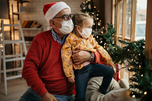 Niña con un abuelo en Navidad.