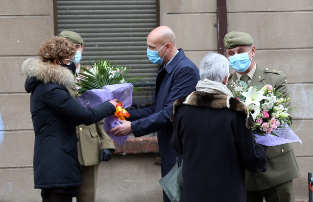 Acto de homenaje al comandante de artillería Luciano Cortizo, asesinado hace 25 años por ETA, y presidido por el alcalde de León, José Antonio Diez, y el general Vicente Torres Vázquez, jefe del Mando de Artillería de Campaña y comandante militar de León.