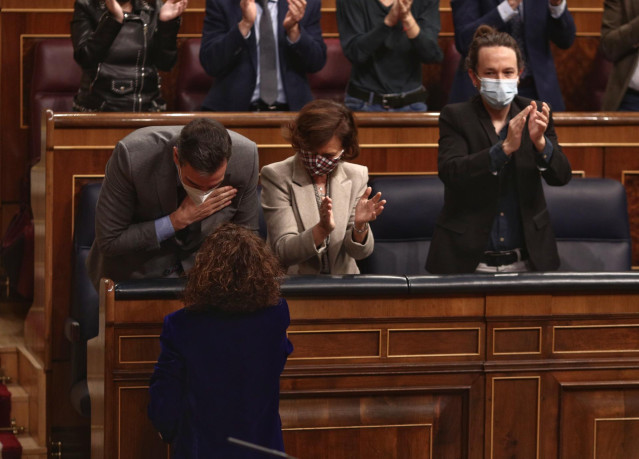 Imagen de recurso de la ministra de Hacienda y portavoz del Gobierno, María Jesús Montero (abajo); el presidente del Gobierno, Pedro Sánchez (1i); la vicepresidenta primera, Carmen Calvo (centro); y el vicepresidente segundo, Pablo Iglesias (d).