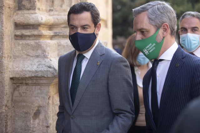 El presidente de la Junta de Andalucía, Juanma Moreno (i); junto al consejero de Hacienda y Financiación Europea, Juan Bravo (d), en una imagen de archivo.