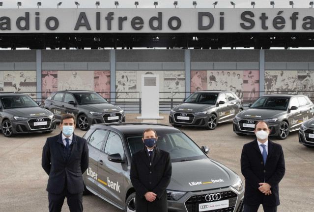 Aparicio, Butragueño y Jonathan Joaquín en la firma del acuerdo entre Audi y Liberbank.