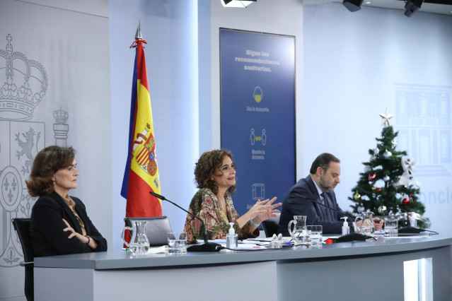 (I-D) La vicepresidenta primera del Gobierno, Carmen Calvo; la ministra portavoz y de Hacienda, María Jesús Montero; y el ministro de Transportes, José Luís Ábalos, comparecen en rueda de prensa posterior al Consejo de Ministros.