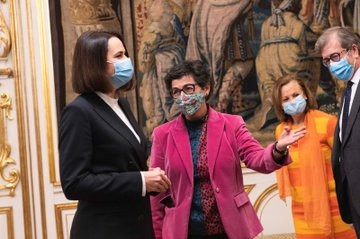 La opositora bielorrusa Svetlana Tijanovskaya (i) junto a la ministra de Asuntos Exteriores, UE y Cooperación, Arancha González Laya en el Palacio de Viana