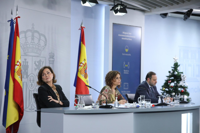 La vicepresidenta primera del Gobierno, Carmen Calvo; la ministra portavoz y de Hacienda, María Jesús Montero; y el ministro de Transportes, Movilidad y Agenda Urbana, José Luís Ábalos