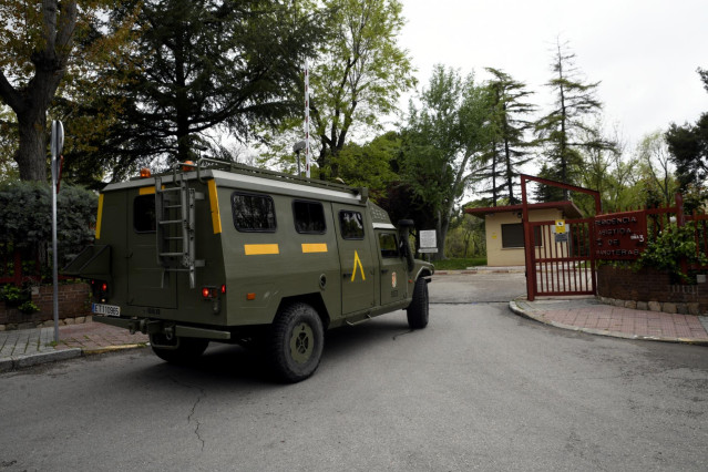 Un furgón militar de la Unidad Militar de Emergencia (UME) entra por la puerta de la residencia de Mayores 'Manoteras' donde los efectivos llevan a cabo labores de desinfección