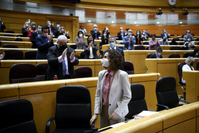 La ministra de Hacienda y portavoz del Gobierno, María Jesús Montero, es aplaudidas durante una sesión plenaria en el Senado, en Madrid (España), a 14 de diciembre de 2020.