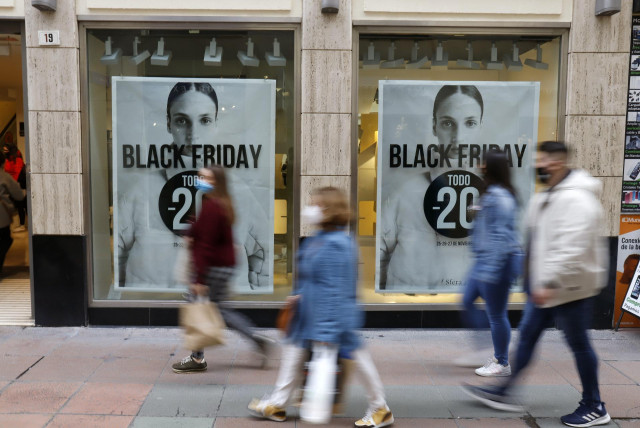 Varias personas realizan algunas compras de la navidad, aprovechando los descuentos del 
