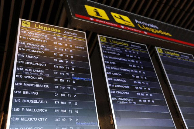 Un cartel de 'Llegadas' de la Terminal 1 del Aeropuerto de Madrid-Barajas Adolfo Suárez, en Madrid (España)
