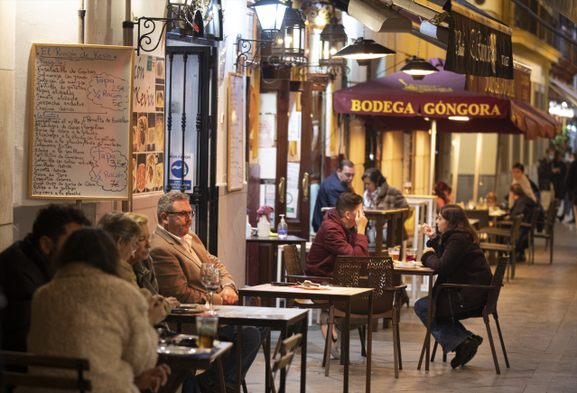 Varias personas en la terraza de un bar tras la apertura de bares y restaurantes