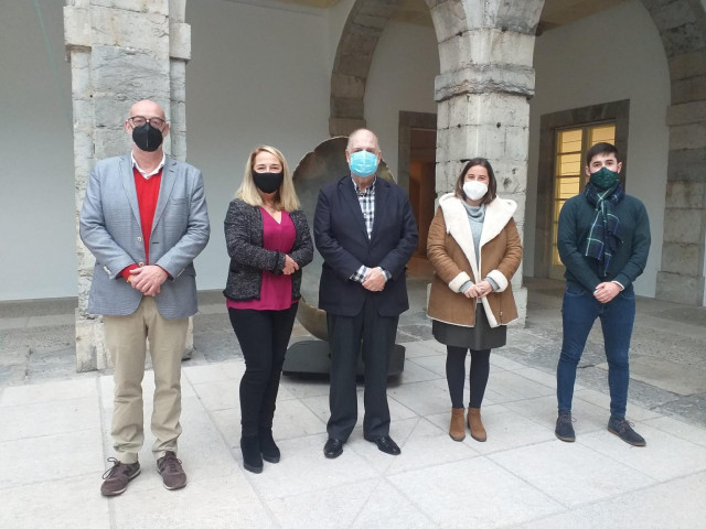 El coordinador de Cs Cantabria, Félix Álvarez (i), y el diputado Diego Marañón (d) se reúnen con integranntes de la plataforma 'Más Plurales'