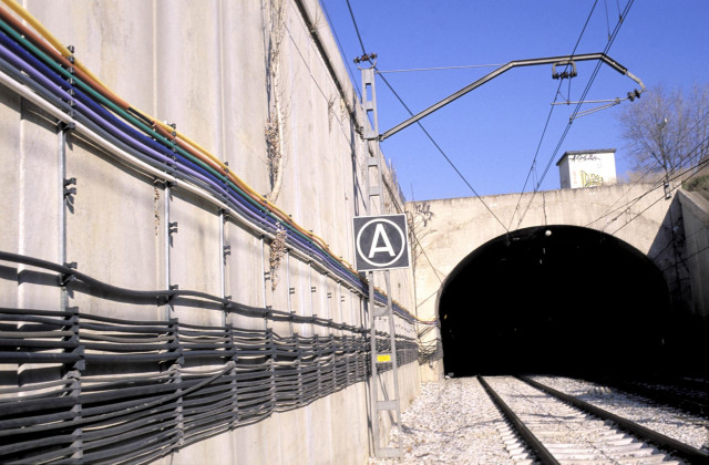 Cables de fibra óptica en el tendido de Adif