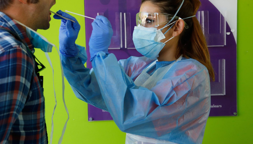 Un sanitario realiza una prueba de coronavirus.