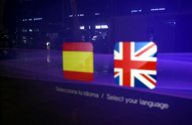 Detalle de banderas españolas y británicas en la terminal T1 del Aeropuerto de Madrid-Barajas Adolfo Suárez