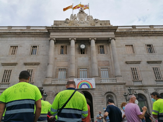 Unos 200 trabajadores de Acciona Facility Services, subcontrata de Nissan en las plantas de Barcelona, se manifiestan en la plaza Sant Jaume de Barcelona, el 1 de septiembre de 2020.