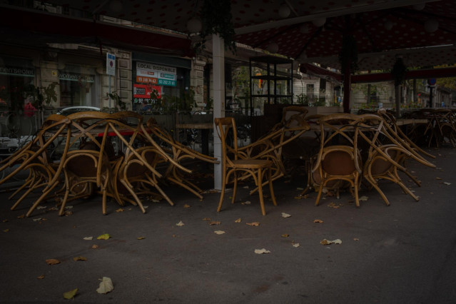 Sillas recogidas en la terraza de un bar cerrado por la pandemia