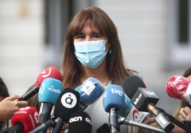 La portavoz parlamentaria de Junts per Catalunya, Laura Borrás, ofrece declaraciones a los medios de comunicación en las inmediaciones del Tribunal Supremo (TS), en Madrid