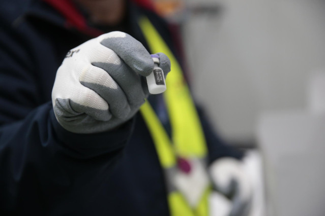Una persona de los laboratorios que han desarrollado las vacunas, Pfizer y BioNtech muestra una dosis de la vacuna