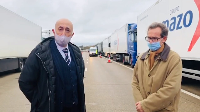 Representantes del Consulado trasladan a los camioneros retenidos en Reino Unido que hay avances pero 