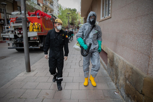 Militares de la UME preparados para la desinfección de una residencia en L'Hospital de Llobregat (Barcelona), en abril