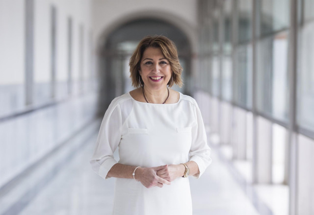 La secretaria general del PSOE-A, Susana Díaz, posa en el Parlamento andaluz para una entrevista concedida a Europa Press.
