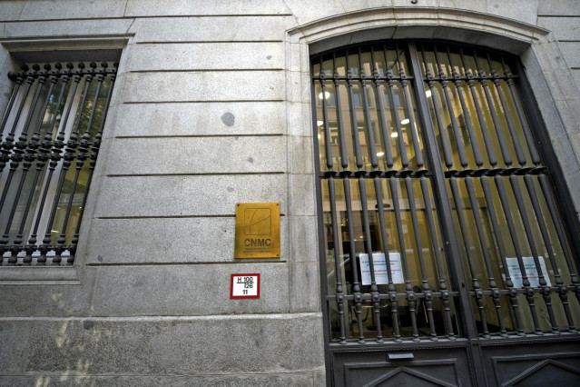 Placa identificativa y entrada al edificio de la CNMC, en Madrid (España)