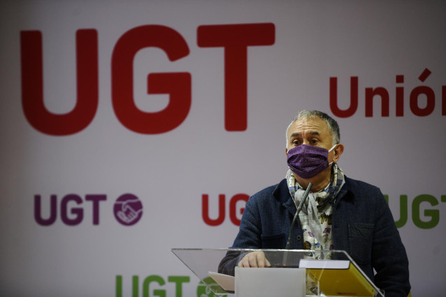 El secretario general de UGT, Pepe Álvarez, interviene en una rueda de prensa tras una reunión en la que la ministra de Hacienda, María Jesús Montero, le ha presentado el proyecto de Presupuestos Generales del Estado, en la sede del sindicato, en Madrid (