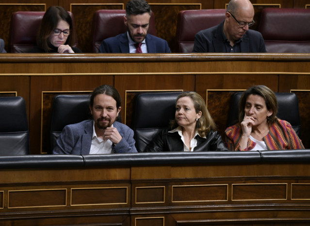 El vicepresidente Pablo Iglesias, responsale de la 'Ley Rhodes', y la vicepresidenta Teresa Ribera, coordinadora de las medidas contra el Cambio Climático. En medio, la titular de Asuntos Económicos, Nadia Calviño