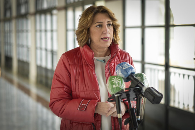 La secretaria general del PSOE-A, Susana Díaz, atiende a los medios este lunes en el Parlamento andaluz.