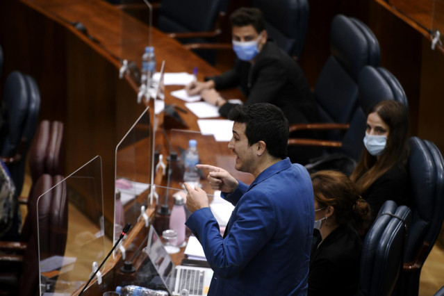 El portavoz de Más Madrid, Pablo Gómez Perpinyà, interviene durante una sesión plenaria en la Asamblea de Madrid (España), a 10 de diciembre de 2020. Durante el pleno, el Ejecutivo madrileño contesta, entre otras cuestiones, a preguntas relacionadas con l