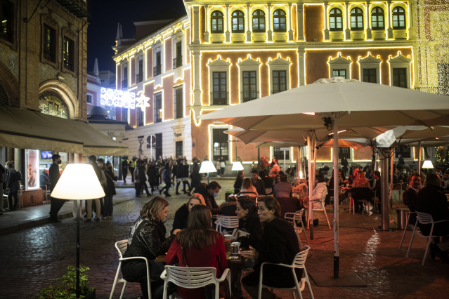 Varias personas en la terraza de un bar