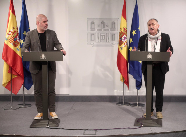 El secretario general de CC.OO., Unai Sordo, y el secretario general de UGT, Pepe Álvarez, comparecen en rueda de prensa tras la constitución con el Gobierno de la Mesa de Diálogo Social para la Recuperación, la Transformación y la Resiliencia, en Moncloa
