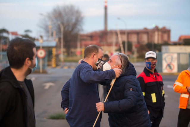 El presidente del Comité de Empresa de Alcoa San Cibrao, José Antonio Zan, abraza a un trabajador jubilado tras conocer la anulación del TSXG del ERE de la empresa, en Cervo, A Mariña, Lugo, Galicia (España), a 17 de diciembre de 2020.