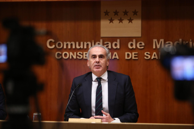 El consejero de Sanidad de la Comunidad de Madrid, Enrique Ruiz Escudero durante la rueda de prensa para actualizar la situación epidemiológica y asistencial en la región, en la Consejería de Sanidad, en Madrid (España), a 26 de diciembre de 2020. Durante