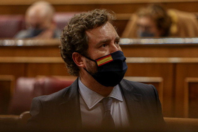El portavoz parlamentario de Vox, Iván Espinosa de los Monteros, durante una sesión plenaria en el Congreso de los Diputados, en Madrid (España), a 15 de diciembre de 2020.